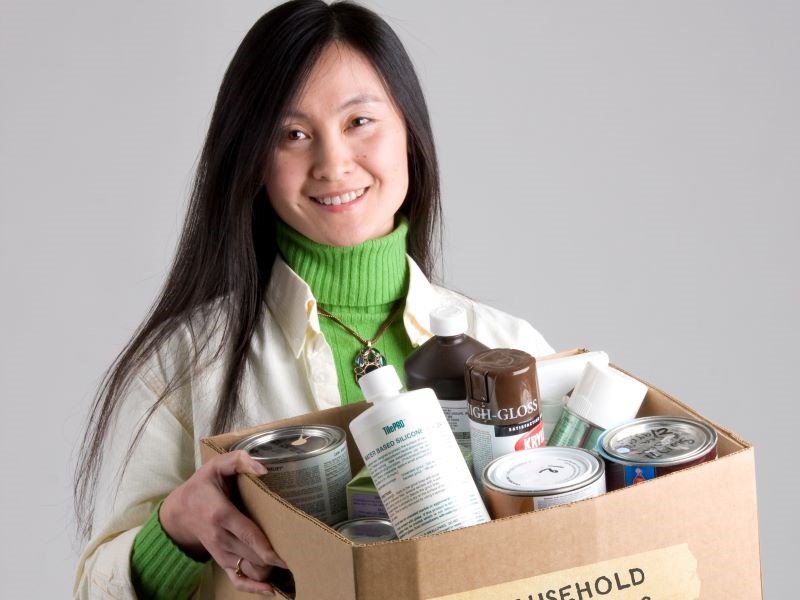 5.2.1_smiling_woman_holding_box_of_HHW_materials_-_800pxl(1).jpg